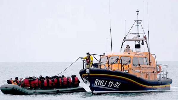 一艘难民船在英吉利海峡倾覆 致31人丧生