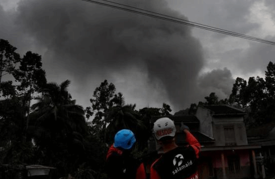 印尼塞梅鲁火山喷发已致14人遇难 56人受伤入院