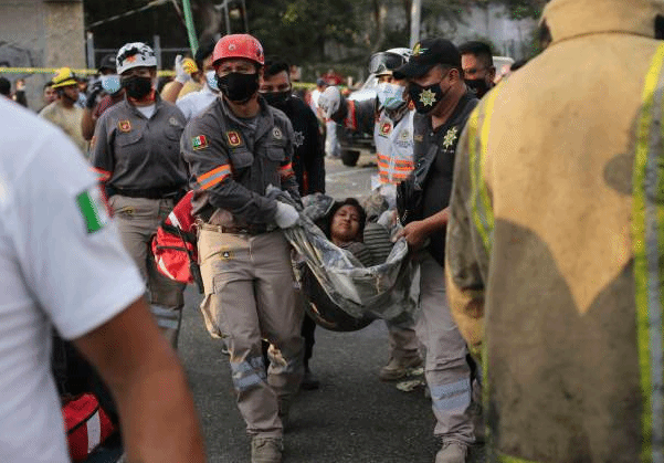 墨西哥南部发生翻车事故致49死58伤