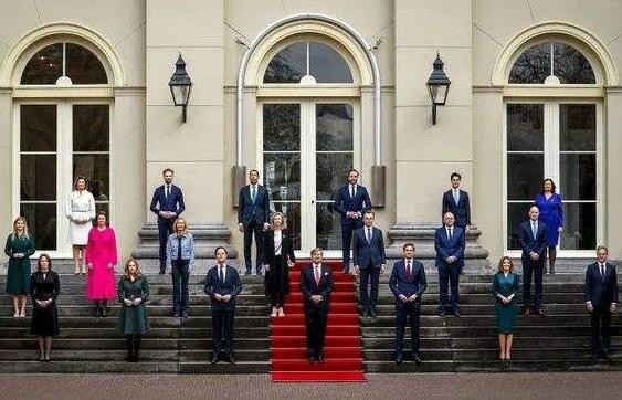 荷兰新一届内阁宣誓就职 包括20名大臣