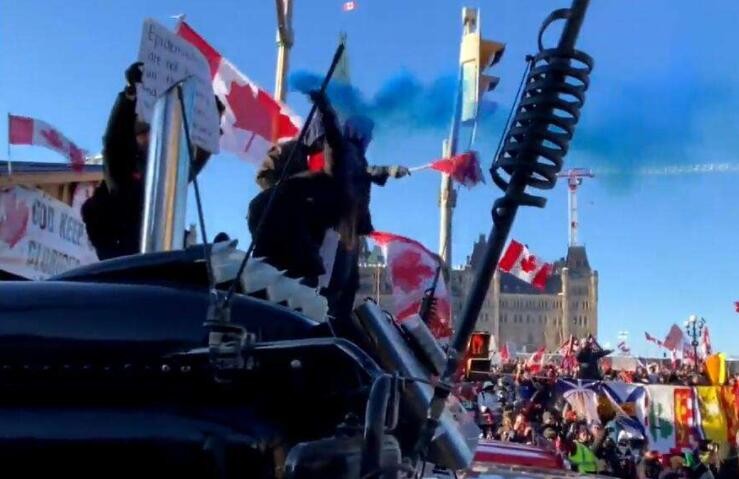 大量卡车司机抗议示威 加拿大首都渥太华进入紧急状态