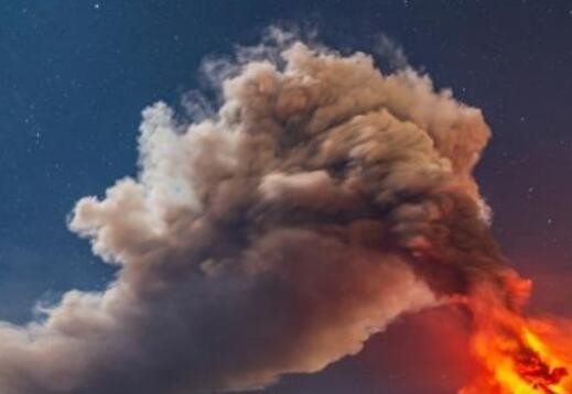 意大利埃特纳火山喷发：岩浆喷涌而出 