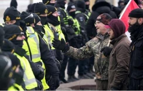 加拿大警方试图劝退示威司机 抗议活动愈演愈烈 