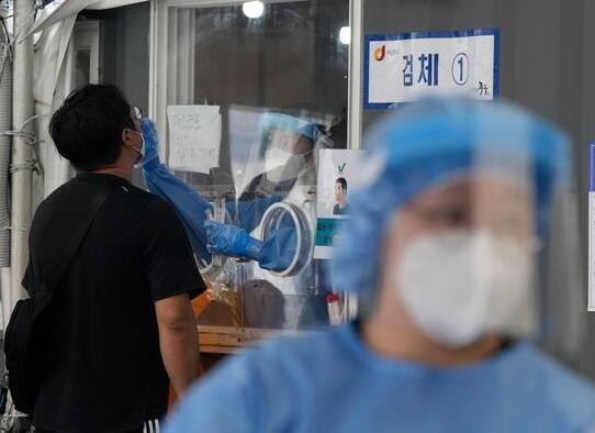 韩国日增新冠确诊病例超21万例创新高