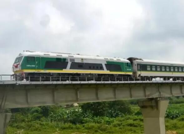 尼日利亚一火车遭袭已致8人死亡一些人下落不明