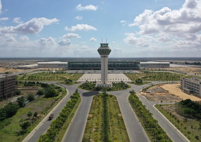 安哥拉总统视察中企承建的罗安达新国际机场项目