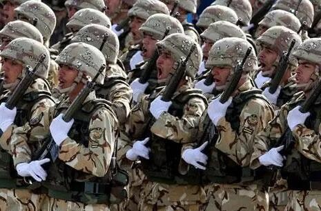 伊朗多地举行建军节阅兵式 展示多种武器装备