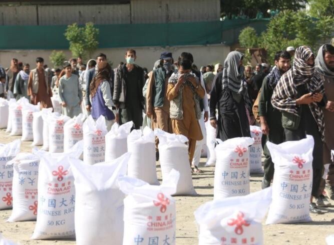 阿富汗难民事务部向困难民众分发中国援助的粮食