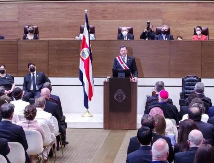 哥斯达黎加当选总统查韦斯宣誓就职