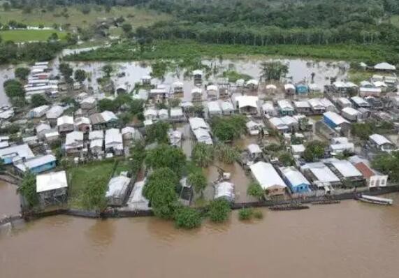 巴西亚马孙州河流水位上涨引发洪灾 29个城市处于紧急状态