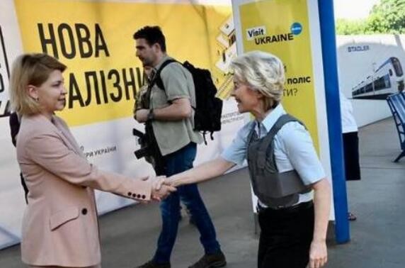 欧盟委员会主席抵达基辅 将评估乌克兰加入欧盟申请