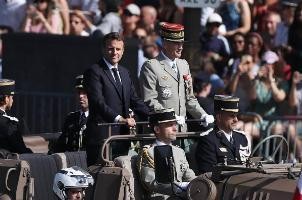 法国举行国庆阅兵式 新式武器装备和奥运元素受关注