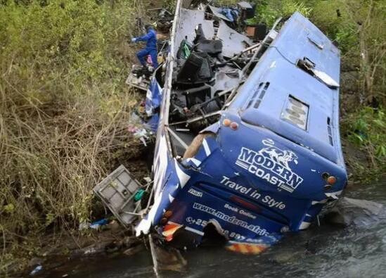 肯尼亚巴士坠河致至少30人死亡