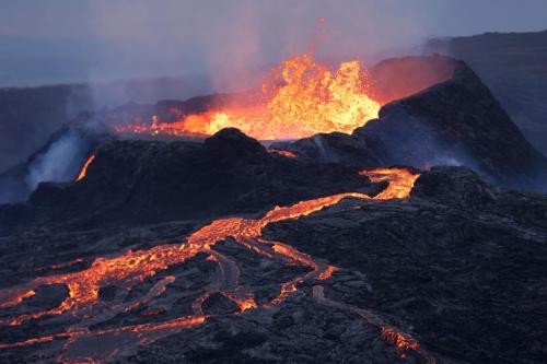 冰岛西南部雷克雅内斯半岛一座火山3日喷发