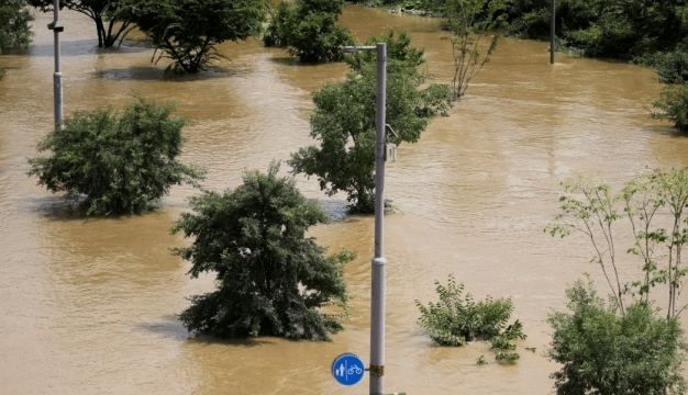 韩国暴雨已致13人死亡 首尔市3453栋房屋商铺被淹