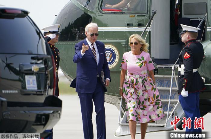 资料图：2022年8月10日，美国总统拜登和第一夫人吉尔·拜登抵达南卡罗来纳州，正式开启夏季休假。
