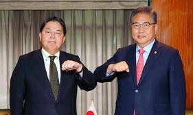 日韩外长在纽约会谈 就尽早改善双边关系达成共识