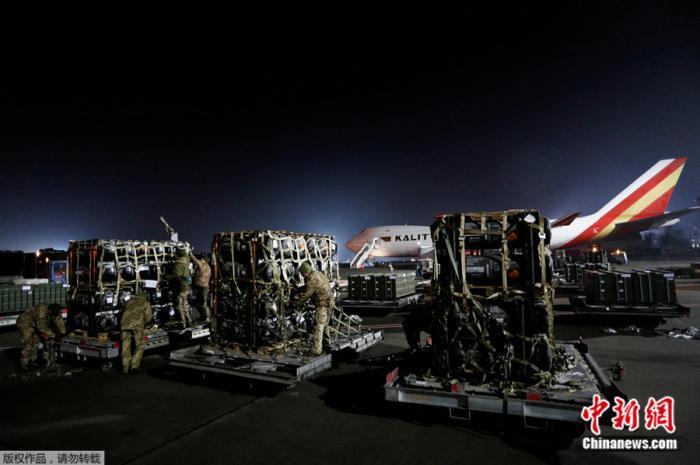 当地时间2月10日，美国飞机将军事援助物资运抵乌克兰基辅鲍里斯波尔国际机场。