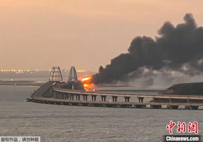 2022年10月8日，横跨刻赤海峡的克里米亚大桥发生火灾，部分路面损坏。
