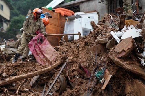 巴西南部暴雨引发洪灾 多个城市进入紧急状态