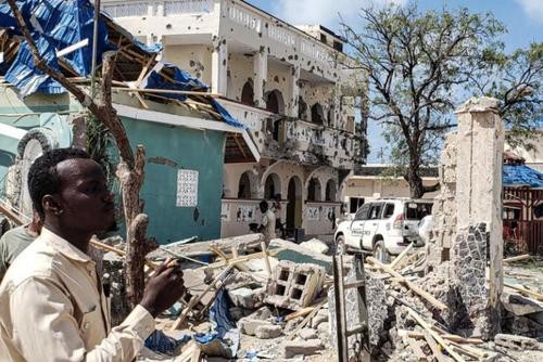 索马里一家酒店遭恐袭 已造成9人死亡