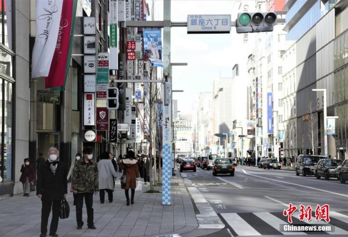 图为日本东京街头过马路的行人。<a target='_blank' href='/'>中新社</a>记者 吕少威 摄
