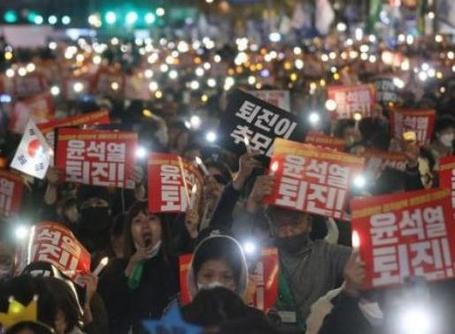 25万人集会 差评率61%的尹锡悦遭遇新危机