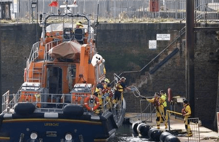 一移民船在英吉利海峡沉没 致至少4人死亡