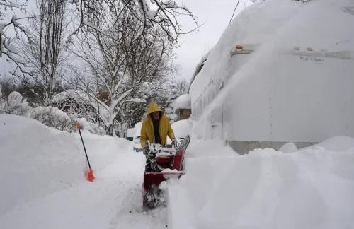 冬季风暴持续席卷美国已致65人死 纽约州灾情严重