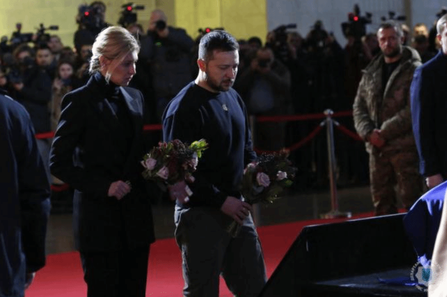 乌克兰总统泽连斯基参加坠机身亡乌官员葬礼