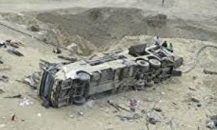 秘鲁一巴士坠崖已致20余人死亡