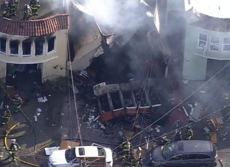 美国旧金山一处住宅发生爆炸并起火 致1死2伤