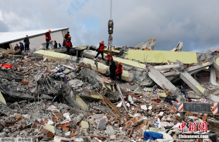 据美国有线电视新闻网(CNN)最新报道，土耳其7.8级强震及多次余震已造成土耳其和叙利亚两国逾2.4万人死亡。图为当地时间2月7日，土耳其加济安泰普，救援人员在废墟中搜寻幸存者。