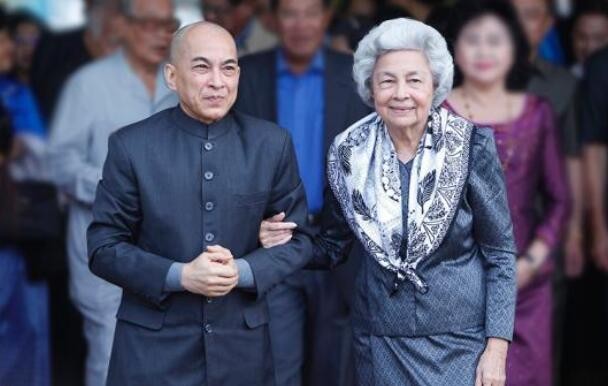 柬埔寨国王西哈莫尼和太后莫尼列来华