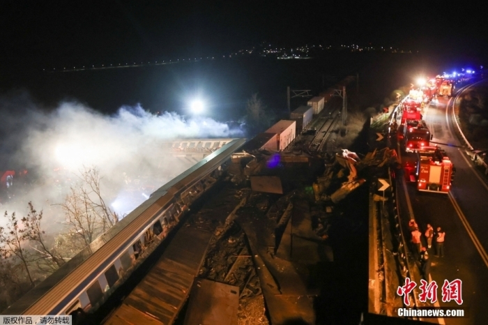 当地时间2月28日，一辆客运列车和一辆货运列车在希腊中部拉里萨市附近相撞。希腊消防部门当地时间3月1日表示，事故已造成至少26人死亡，超过85人受伤。图为救援人员抵达事故现场。