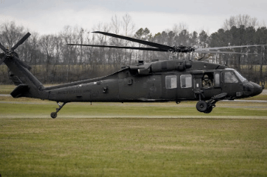 美军两架“黑鹰”直升机训练时坠毁致9人遇难