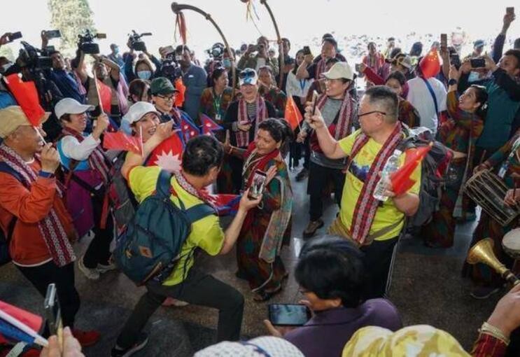 首个中国游客团队抵达开启尼泊尔千人徒步活动