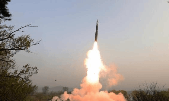 朝鲜首次试射新型洲际弹道导弹 金正恩现场指导