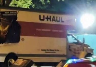 一货车撞上白宫附近广场的安全护栏 司机被拘