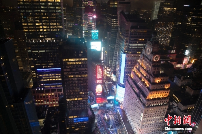 当地时间2022年12月31日，美国纽约市一年一度的时报广场跨年庆祝活动如期举行，约一百万人在雨中热闹迎新年。这是自新冠大流行以来时报广场首次举行取消防疫限制的跨年庆典。图为从高楼俯瞰跨年庆典现场。 <a target='_blank' href='/'>中新社</a>记者 廖攀 摄