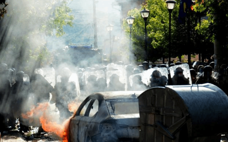 “火药桶”一点即燃？塞族抗议者与北约部队暴力冲突