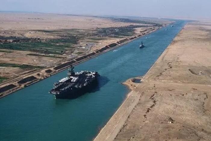 油轮故障致埃及苏伊士运河航运短时受阻
