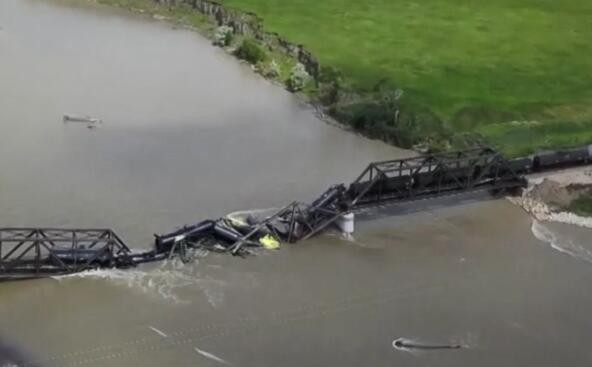 美国蒙大拿州发生桥梁坍塌及火车脱轨事故 多节罐车坠河
