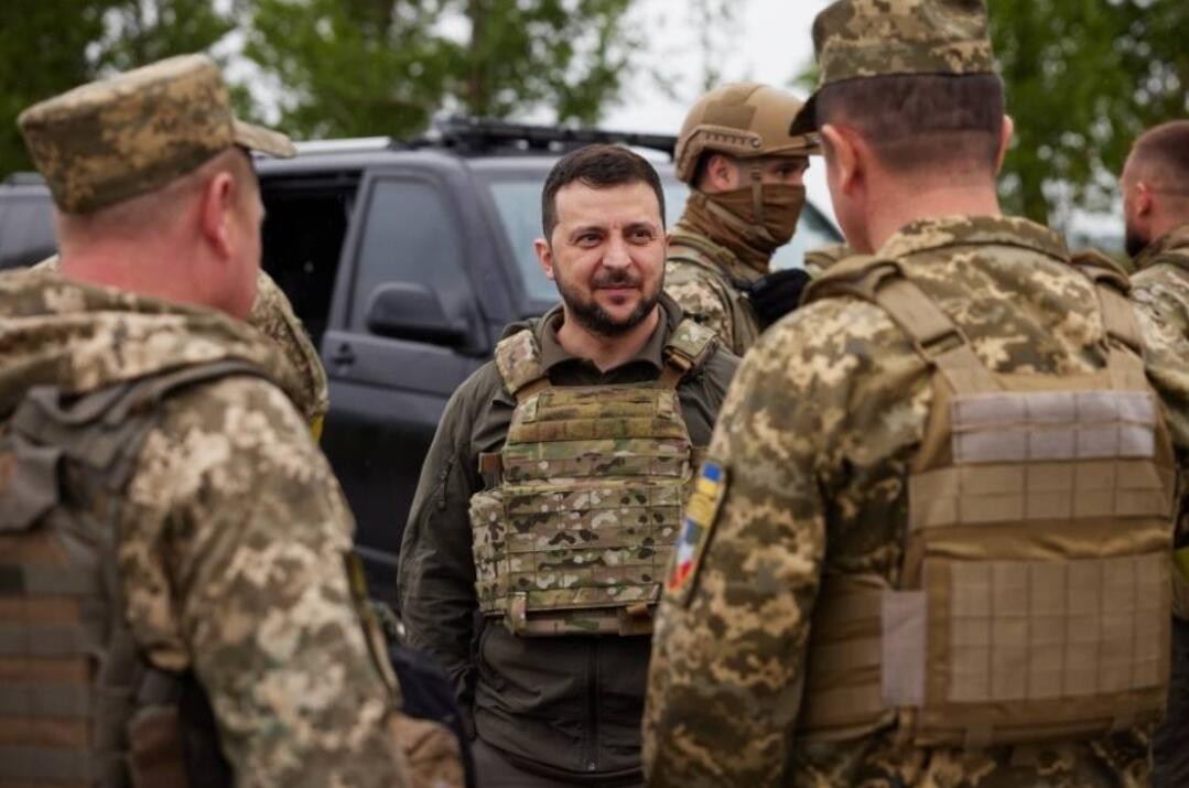 乌克兰总统视察乌军前线阵地