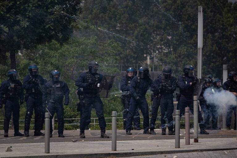 法国骚乱被捕人数减少　两名警察遭枪击