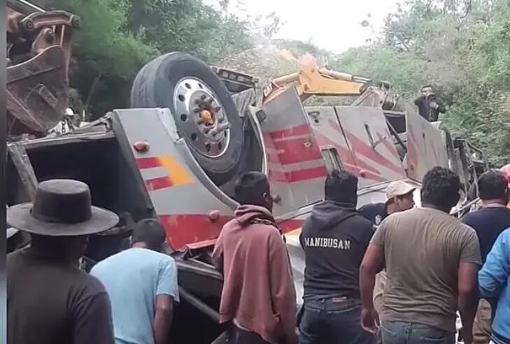 墨西哥南部一公共汽车坠崖 至少26人死亡
