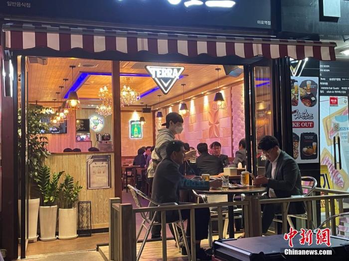 资料图：韩国首尔市民在餐馆用餐。 <a target='_blank' href='/'>中新社</a>记者 刘旭 摄
