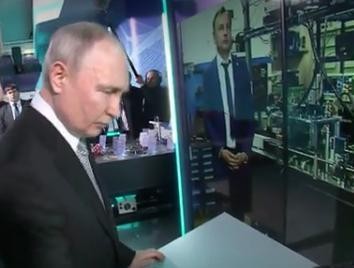 俄媒：普京参观俄量子技术开发成果展览 测试量子视频通信
