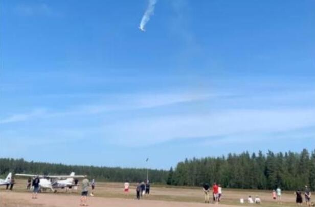 芬兰一飞机在特技表演中坠毁 飞行员死亡