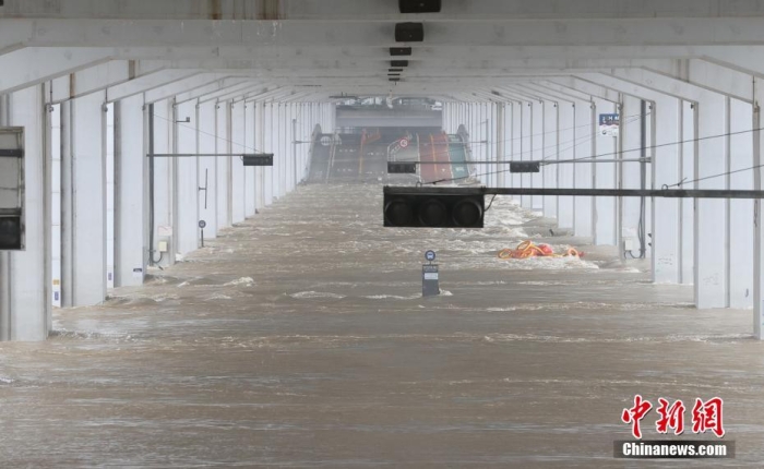 韩国首尔，因连夜暴雨，汉江蚕水大桥被水淹没。视觉中国